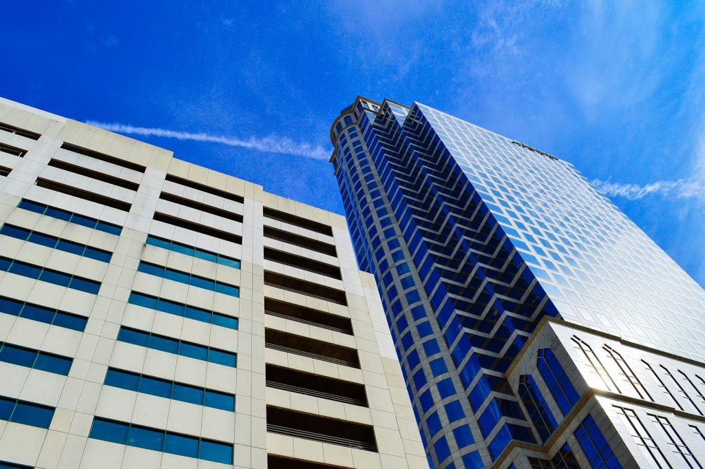 weißes und blaues Betongebäude unter blauem Himmel bei Tageslicht